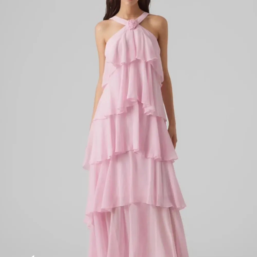 Säljer denna slutsålda klänning från Felicia wedins kollektion med Vero Moda i storlek M. Klänningar.