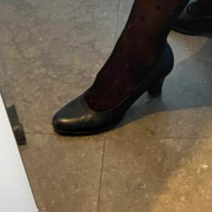 The most comfortable high heels in leather Very good condition, there are minor signs of use at the back but it will be as good as new with a polish. They work for a formal wear as well as evening or party. Timeless and classy design The heels are ap