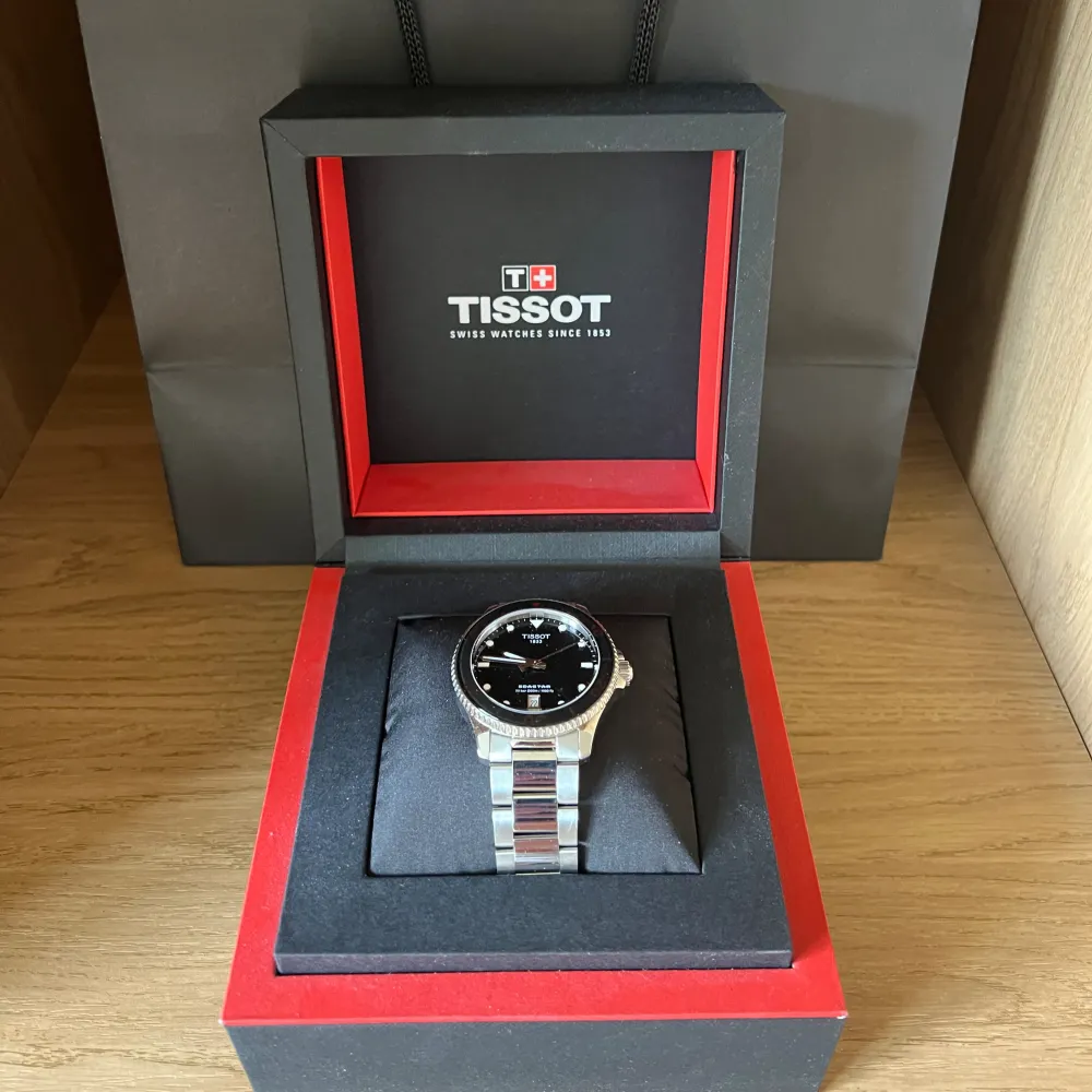 Säljer en extremt fett klocka från de kända märket Tissot. Tissot är et klassiskt Schweiziskt klockmärke som står för traditionen och kvaliten sedan 1853. Nypris: 5600kr  CHs, pris: 4899kr. Accessoarer.