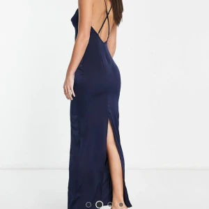 Balklänning - Helt oanvänd. Säljer pga hann inte lämna tillbaka den. Köpte för 689