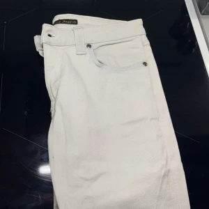 Nudie Jeans - Hej! Säljer ett par riktigt feta jeans nu till lite varmare väder då de ej passar mig. Slim fit i 30W 32L. Grå vit färg.