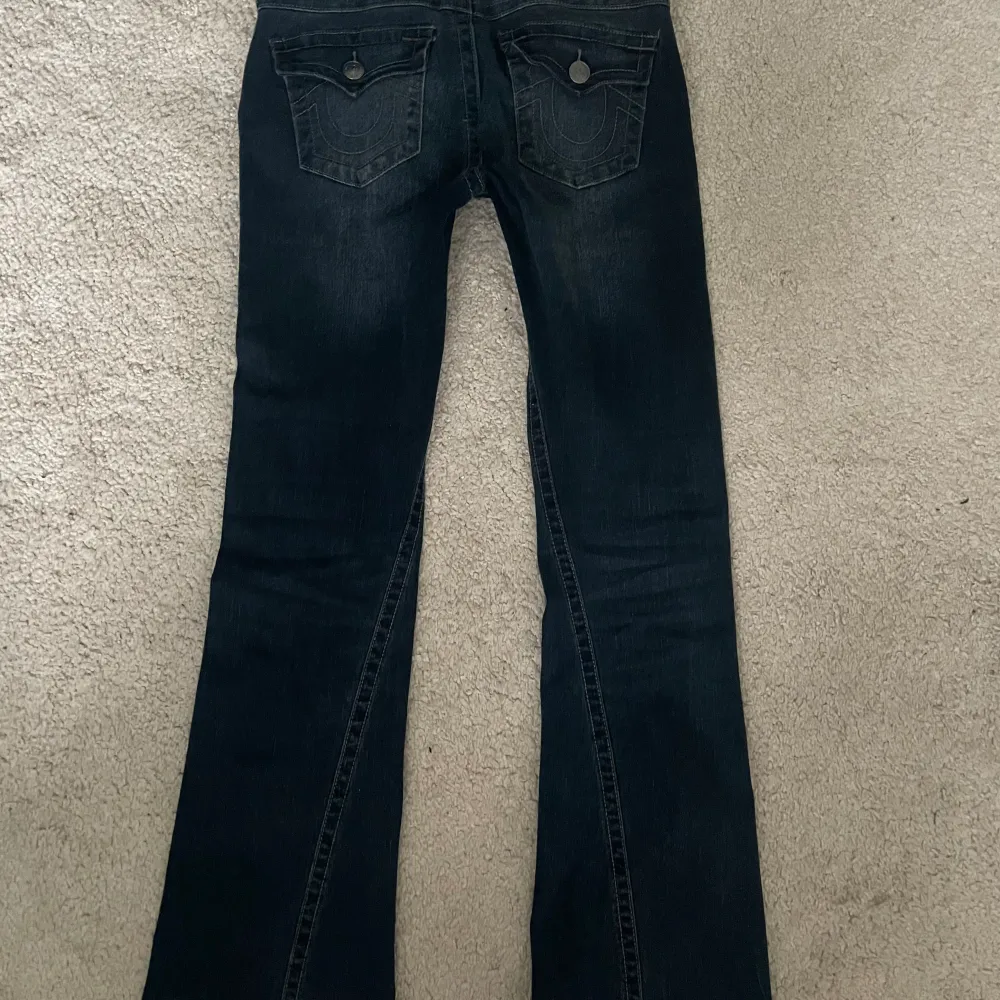 (2 sista bilderna är lånade) Jättefina nya lågmidjade trueys med diamanter på! Nästintill nya, 80cm innerbenslängd 36cm rakt över🫶priset är diskuterbart, om du har några frågor är det bara att skriva! . Farkut & Housut.