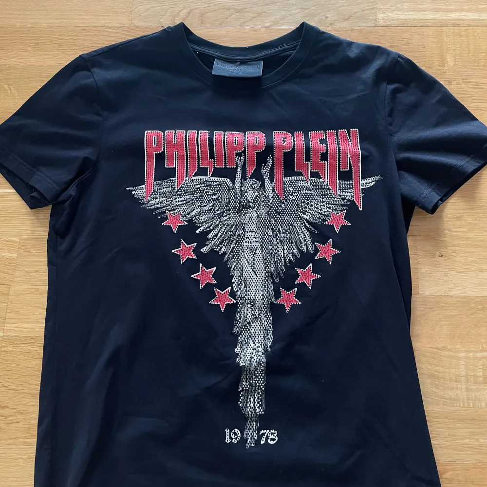 Good looking Philipp Plein t-shirt in kids size XL but in adult size M. It’s barely used and in really good condition. Contact me for more information please. T-shirts.
