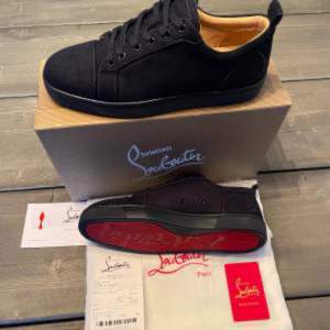 Jag söker dessa svarta Louboutin sneakersen med röd sula i storlek 39-40 jag kan betala högst 1500kr hör av er om ni har dessa skor