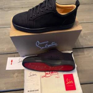 Svarta Louboutin sneakers med röd sula utan spikar - Jag söker dessa svarta Louboutin sneakersen med röd sula i storlek 39-40 jag kan betala högst 1500kr hör av er om ni har dessa skor