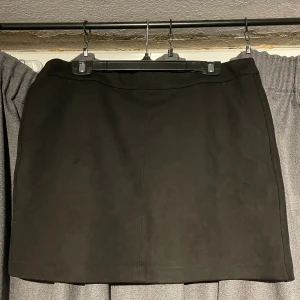 Svart kjol - Svart mocka kjol, knappt använd