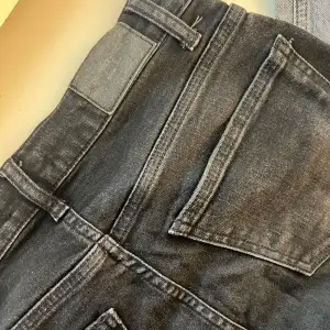 Bootcut jeans från Gina som köptes för lite mer än ett år sedan men har endast kommit till användning 2-3 gånger🖤Känns och ser helt nya ut👖originalpris: 499kr💸