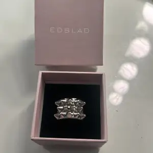 Säljer denna supersnygga och populära Edblad ringen med nitar, ringen är i nyskick och nypris är 399kr💓 ringen kommer även med boxen