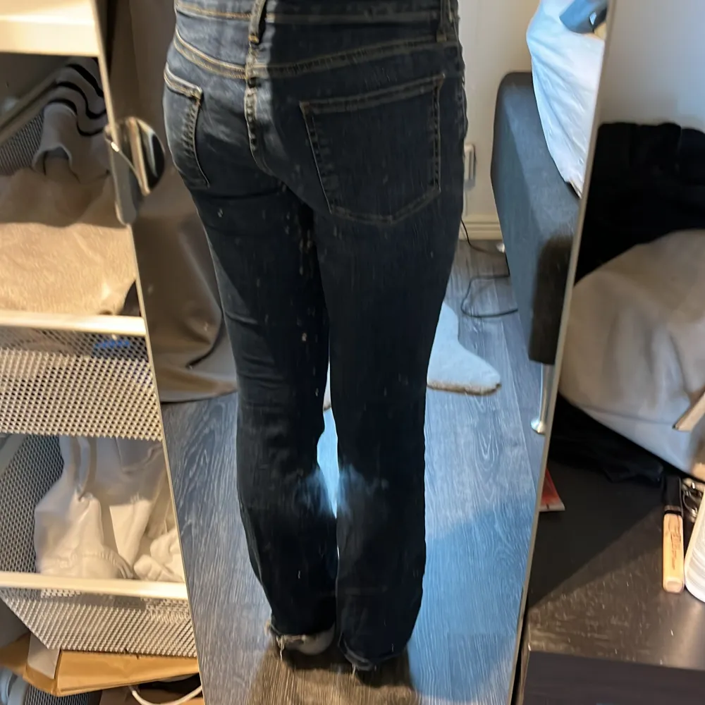 Low waist jeans ifrån zara i storlek 36 🫶 är 176 cm lång och har sprättat upp dom, lite för tighta för min smak, därför säljs ❤️. Jeans & Byxor.