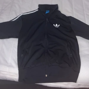 Adidas flis♨️ - Skön att ha på sig ute på sommaren när det är lite kyligt ute✨😊