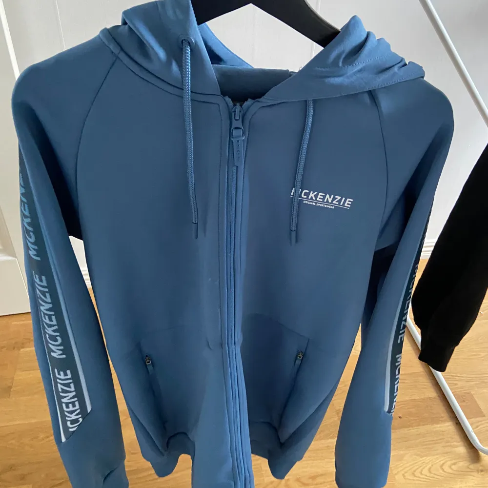 Mckenzie zip hoodie. Aldrig använd för att den är för stor för mig. St M. Hoodies.