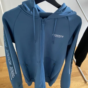 Mckenzie zip hoodie - Mckenzie zip hoodie. Aldrig använd för att den är för stor för mig. St M