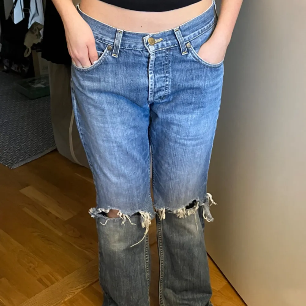 Säljer dessa Low waisted snygga lee jeans 💓. Jeans & Byxor.