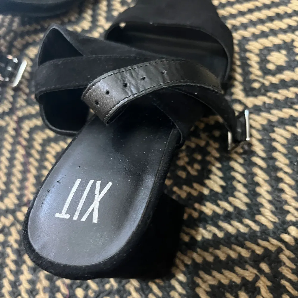 Svarta klacka från märket xit. Köptes för 400kr . Skor.