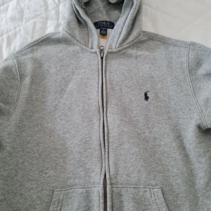 Ralph lauren tröja - Hej! Säljer nu min snygga ralph lauren tröja som är i batnstorlek L. Tröjan är i fint skick och är snygg till sommaren. Köpte den på kidsbrandstore i julas men växt ur den. Mvh Lias