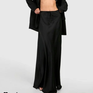 Satinkjol tall - Superfin svart Satinkjol i modellen tall. Säljer den då den är för lång på mig. Jag är ca 175 cm lång (jag har den långmidjat) och skulle rekommendera den till någon som är över 180 cm lång. Om du har frågor är det bara att fråga💞