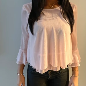 Sommar blus  - Superhärlig sommar blus! Från hm divided strl 42 men passar allt mellan xs-L