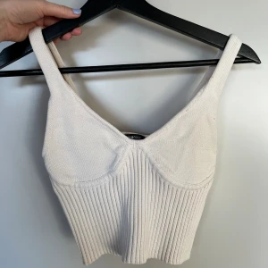 Gina Tricot topp - Stickad topp Gina. Storlek XS. Använd men bra skick! Krämvit 