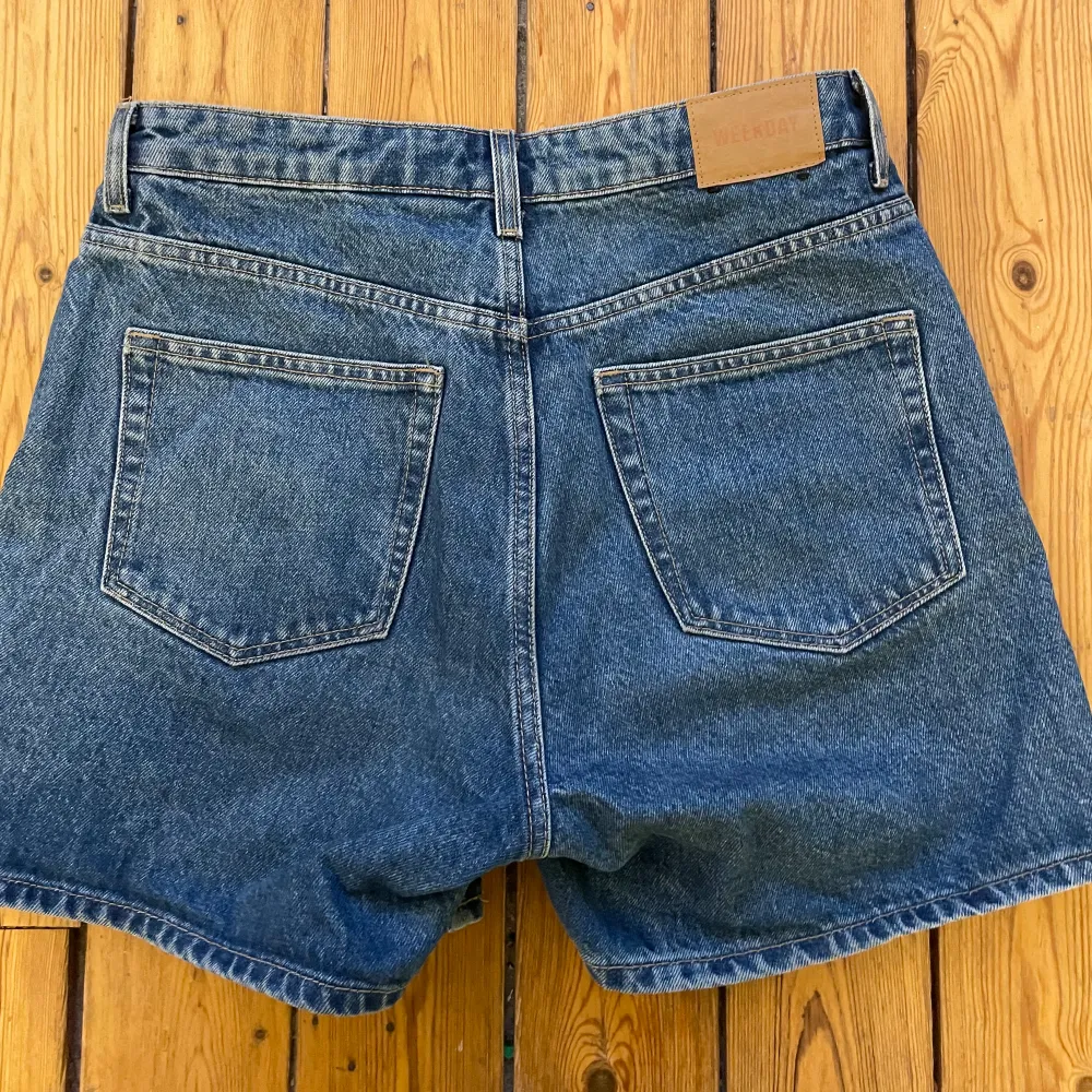 Säljer dessa jeansshorts från Weekday då de inte längre passar. Fortfarande i bra skick!. Shorts.