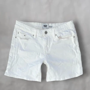 Vita denim jeans shorts - Midrise vita jeanshorts från lager 157, strl XS