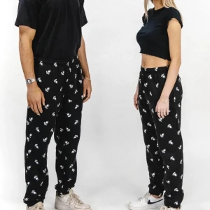 Dollymix mjukisbyxor  - Jättefina dollymix mjukisbyxor i nyskick, endast använda 2 gånger, dom är slutsålda på hemsidan. Storlek s, passar xs- liten m.