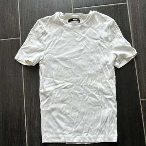 Ribbad t shirt  - Från bikbok använd 1 gång, storlek S 