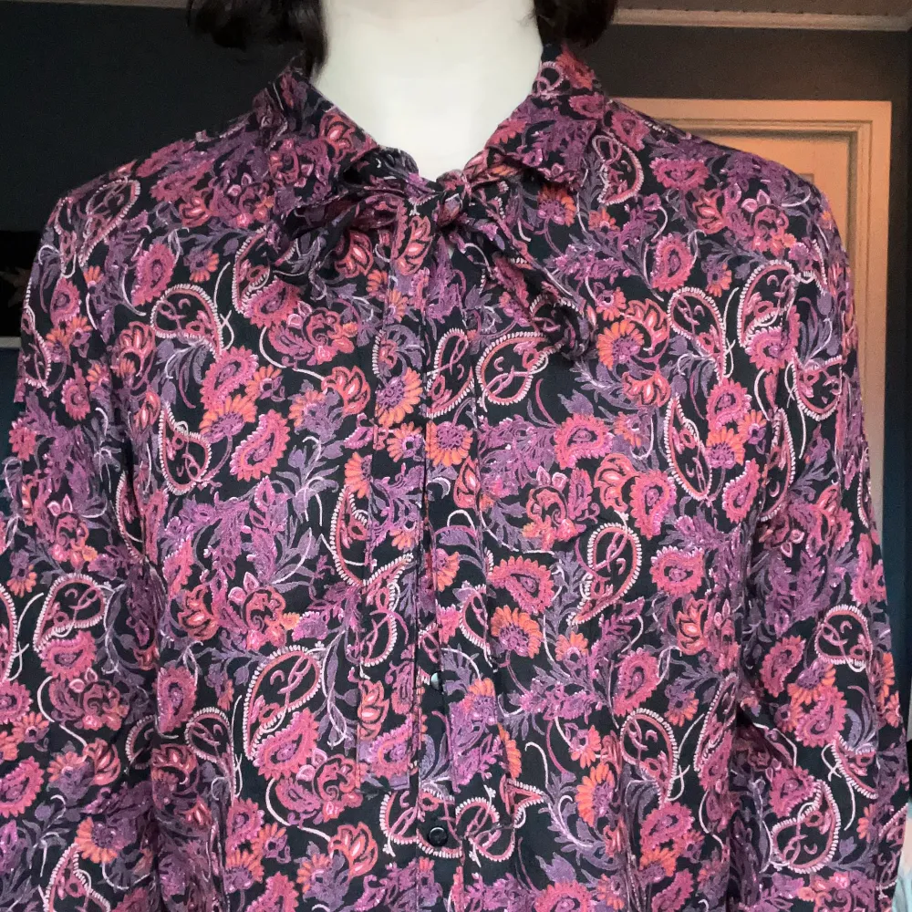 Säljer denna mönstrade skjortan från Lindex i storlek 40, sitter mer som en M.. Skjortor.