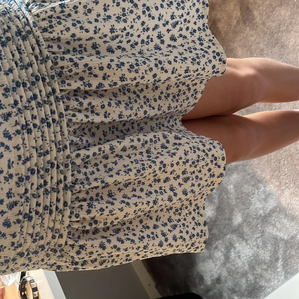 Finaste sommar kjol elr tröja gillar den mest som tröja för den är ganska liten som kjol 💋💕🪩  blommor blå / vit . Kjolar.