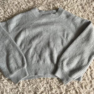 Kappahl tröja - Fin ljus blå stickad tröja från Kappahl❤️ Bra skick och köpt för 200kr. OBS! Köparen står för frakten.