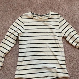 Randig tunn långärmad tröja  - Vit-och-svart randig tunn tröja från KappAhl.