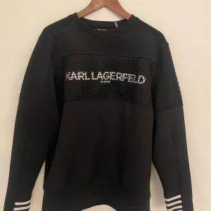 Svart Karl Lagerfeld tröja  - Large Bra skick  Köpte i usa 2019  Nypris ca 1600