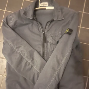 Stone island overshirt  - Riktigt perfekt stone island overshirt till våren bra skick äkta ny pris 4400 mitt pris 1699 pris inte hugget i sten finns liten defekt i hörnet på jackan 