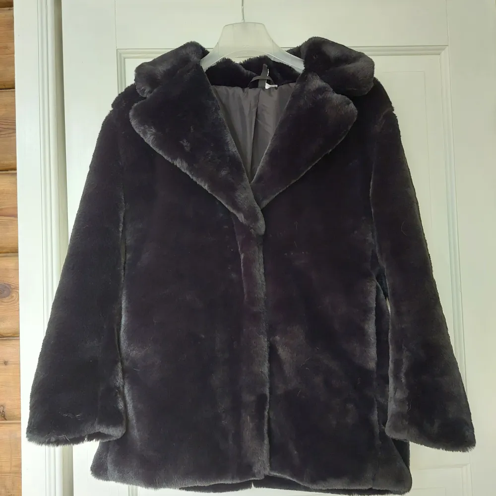 Svart faux fur-jacka från H&M Divided. Väldigt mjuk och skön. Knäppning fram. 100% polyester. Använd några få gånger.. Jackor.