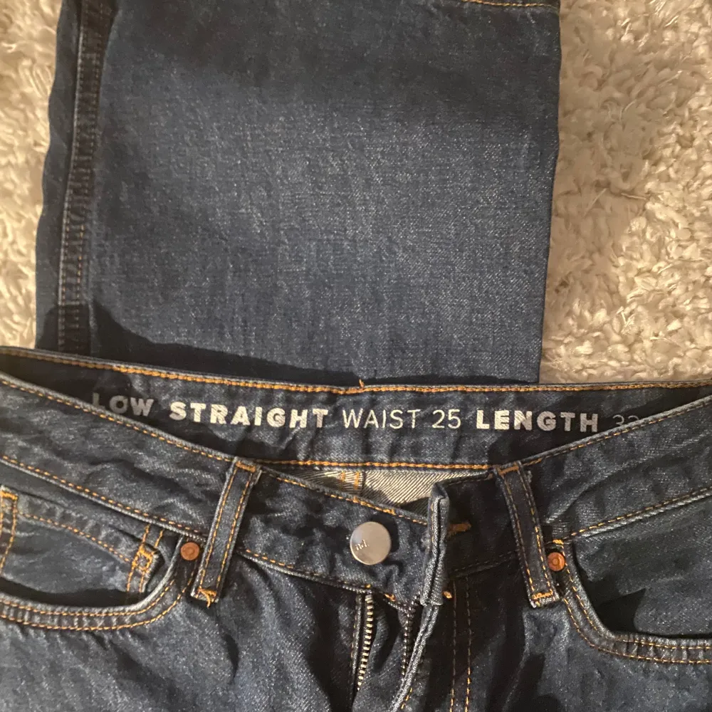 Lågmidjade jeans i en mörkblå tvätt! I bra skick men lite slitna vid hälen! I storlek 25/32. Jeans & Byxor.