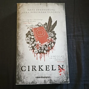 Cirkeln av Mats Stransberg och Sara Bergmark Elfgren  - Första delen i serien. Pocket, bra skick. 