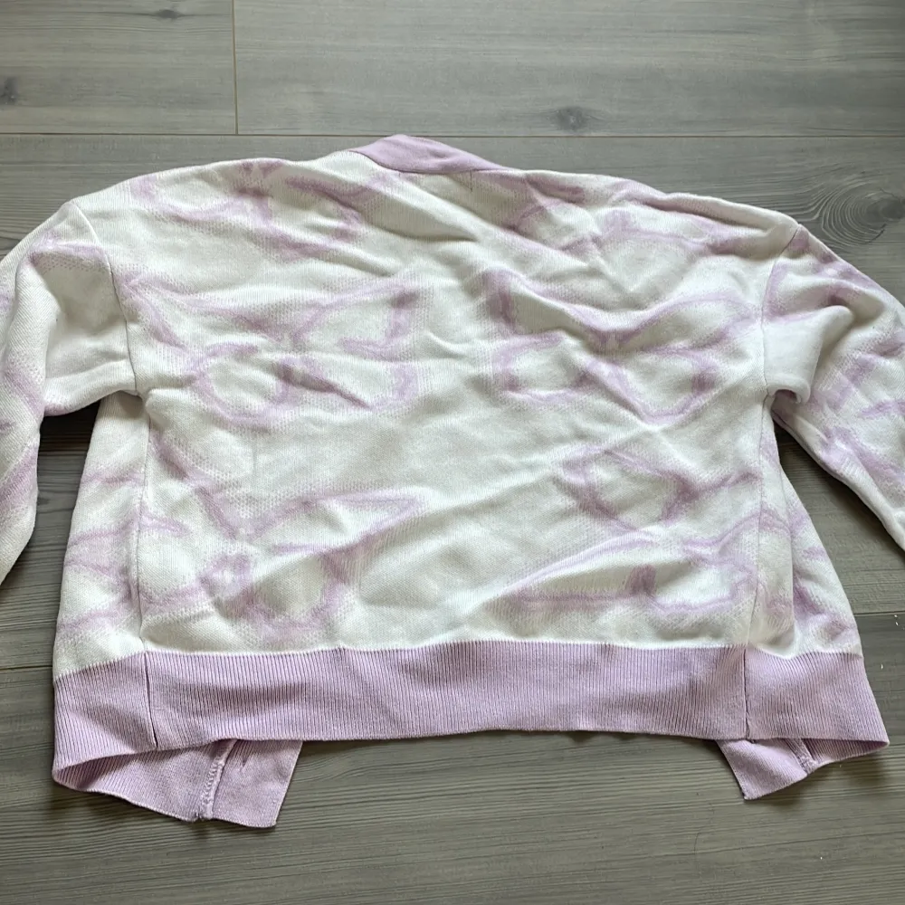 En tunn vit cardigan med lila/rosa fjärilar som är helt oanvänd🌸. Tröjor & Koftor.