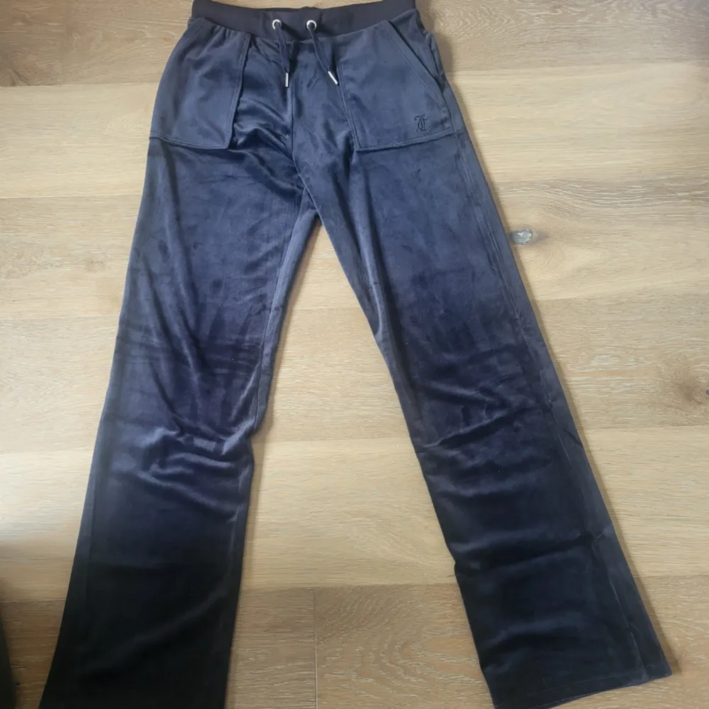 Knappt andvända så dom är helt som nya säljer pga kommer inte till användning . Jeans & Byxor.