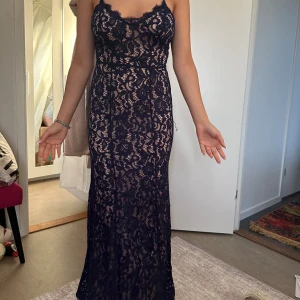 Säljer klänning jag haft en gång på en fest - Klänning från hm.  Säljer pga jag inte har någon användning av den.