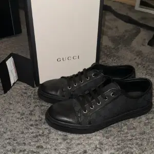 Vi säljer nu ett par riktigt snygga Gucci Canvas low skor, skick 9/10. Köpta på Vestiaire Collection, Kvitto plus de på bilden ingår. Lite stora i storleken Kom gärna med frågor mvh EAresell