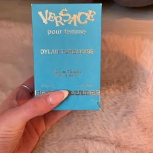 Versace parfym - Versace parfym, Dylan turquoise. 50ml. Helt oanvänd, endast testad!  Förpackningen följer med🩷 nypris= 500 kr 