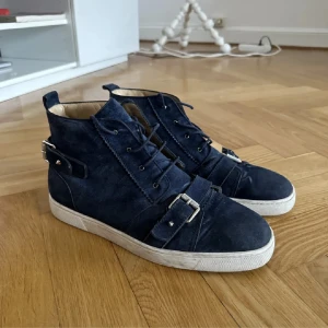 Cristian Louboutin high tops  - Unika Cristian Louboutin bra skick behövs en tvätt, box finns  nypris 9,000  Priset inte hugget i sten 