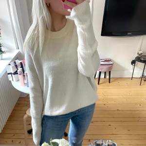 Vit stickad tröja från &Other stories💘 Nypris 490kr Lite missfärgning runt halsen på tröjan