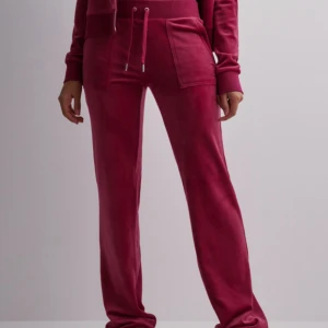 Juicy Byxor - Juicy byxor i nyskick (därav priset) i färgen persian red, använda ett fåtal gånger. Säljer då dom inte kommer till användning och vill ha en annan färg. Jättefina o mysiga, tryck gärna på köp nu eller skriv vid frågor/om du vill ha egna bilder. 