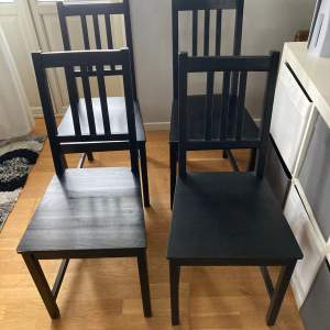 Säljer 4 svarta stolar, modell ”Stefan” från IKEA. De är i använt skick med avskvavd färg på sina ställen. Lite rangliga, men blir bättre när man skruvar åt dem. 100 kr för alla eller 30 kr stolen. 