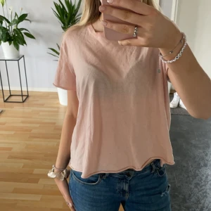 Rosa topp - Rosa stickad tröja med knappt i ryggen 💕