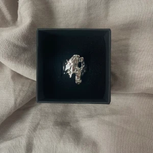 Tyra ring rostfri  - Ring 304 Stainless steel💞 45kr/st, finns flera i lager ☺️ kolla gärna in mina andra annonser för fler liknande smycken och min instagram (ebnorth) där jag främst sköter försäljningen 💕💕mer info om ringarna hittar ni på hemsidan ☺️