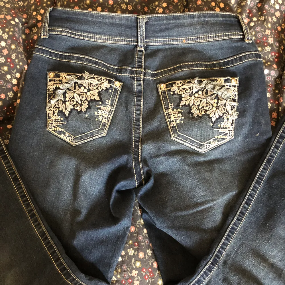 Super snygga jeans med detaljer från Ross. Säljer då de inte kommer till användning. Storlek 6/S men passar även M. Priset är diskuterbart!💗. Jeans & Byxor.