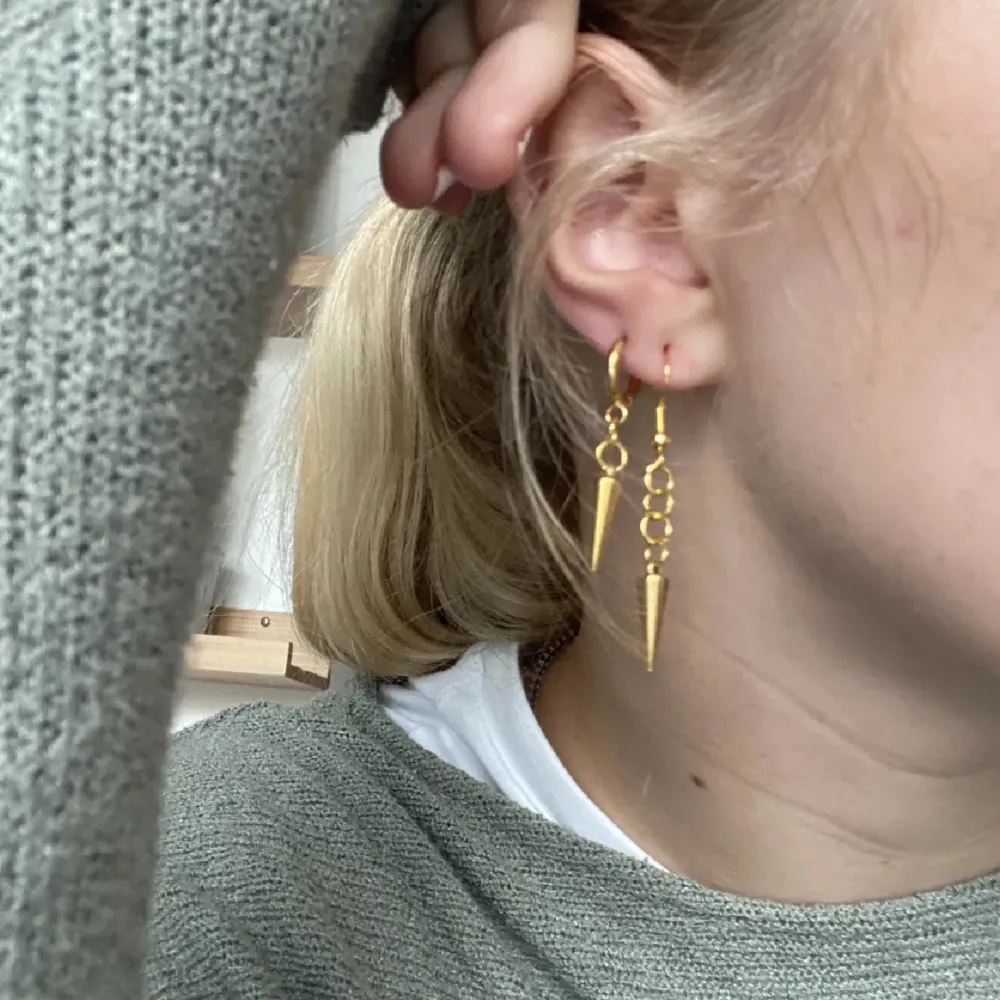 (Säljer för mitt UF) Studded Earrings Gold Short är ett par guldiga örhängen (den korta varianten) gjorda av rostfritt stål. Perfekta för att ge din outfit extra glans. Vårt pris för dessa är endast 26 kr ?! . Accessoarer.