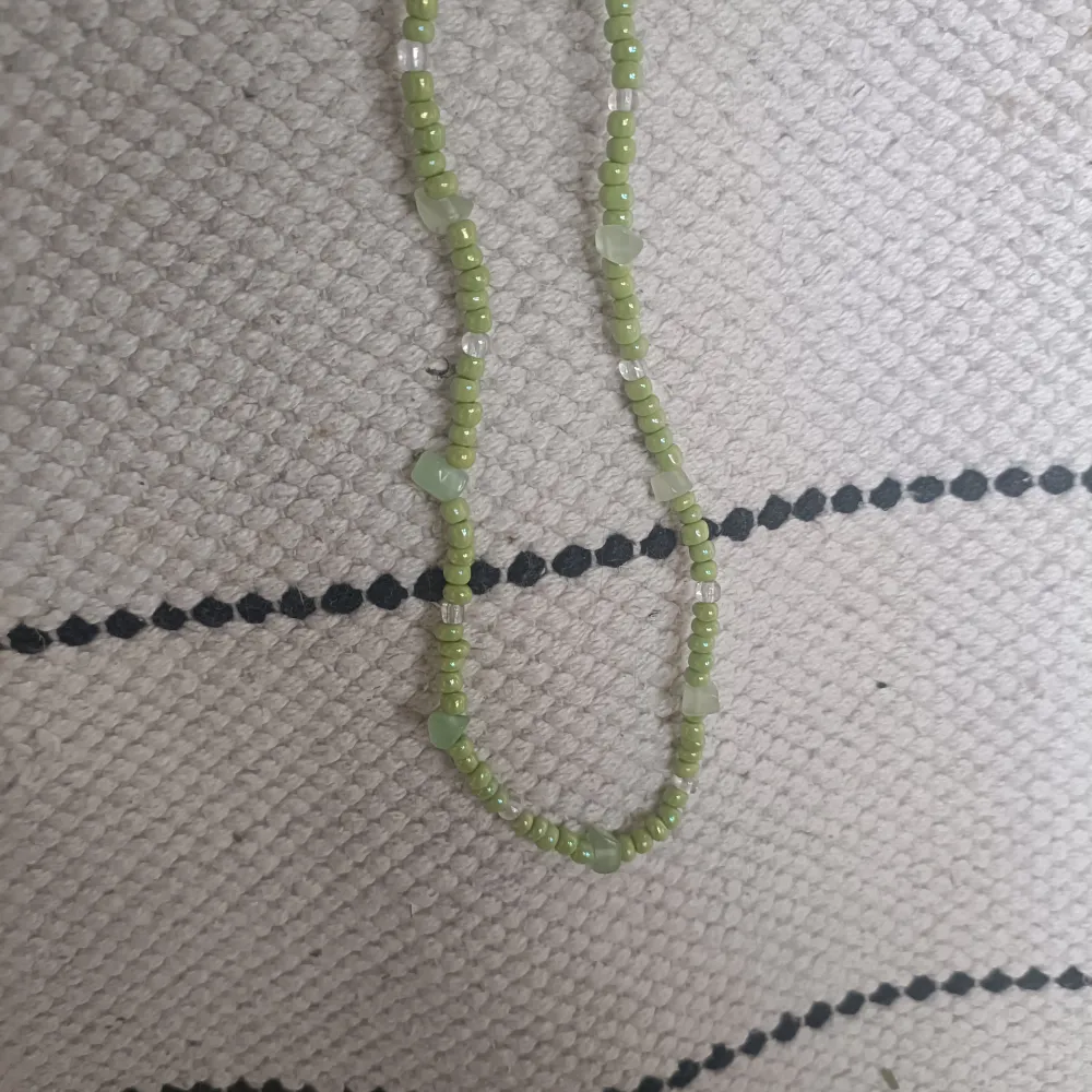 Handgjort grönt halsband med små kristall pärlor. Hör gärna av er innan köp, skriv om ni undrar något 💗. Accessoarer.
