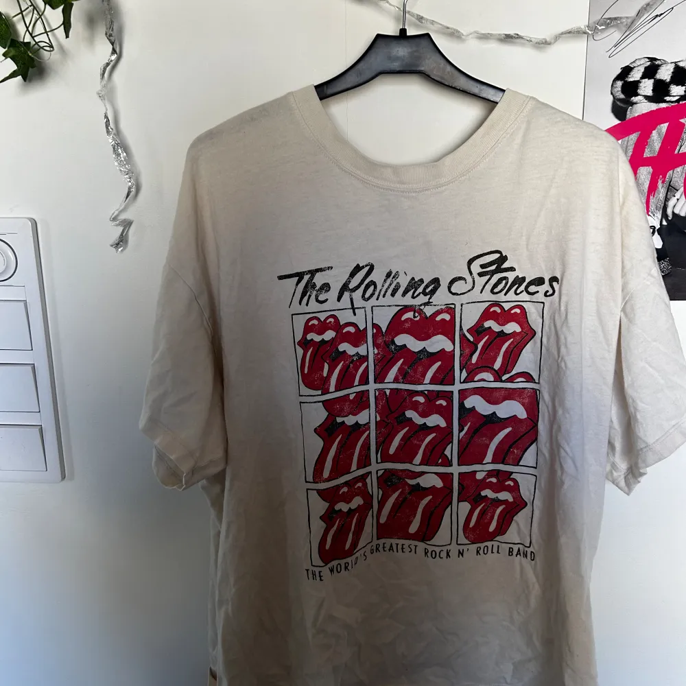Hej jag säljer en vit/beige T-shirt med Rolling Stones tryck! Säljer pga ej används🤍. T-shirts.